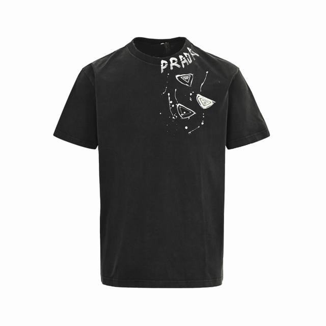 prada 普拉达 手绘字母水洗三角标短袖 定制高克重 针织棉面料精心制作 手感特别的扎实 质感拉满 松软细腻上身舒适 优越的吸湿排汗性能 不闷热 胸前草写Lo