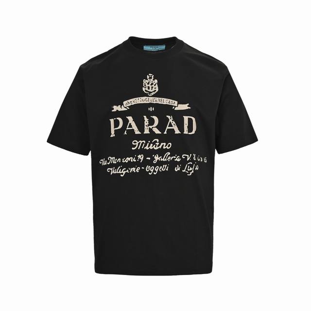 prada 普拉达 25Ss 大Logo签名字母印花短袖 甄选长绒棉纱 260G精纺高支重磅定织定染面料 裁前高温洗水定型 成品再洗柔 穿着感受亲肤棉柔 垂感自