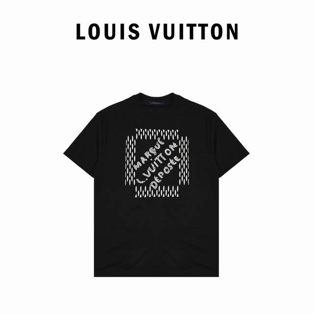 louis Vuitton路易威登新款串珠字母刺绣圆领短袖T恤 棉平纹织物具有良好的透气性 能够保持干爽舒适 胸前呈现珠饰刺绣与立体平绣结合图案珠饰刺绣是一种结