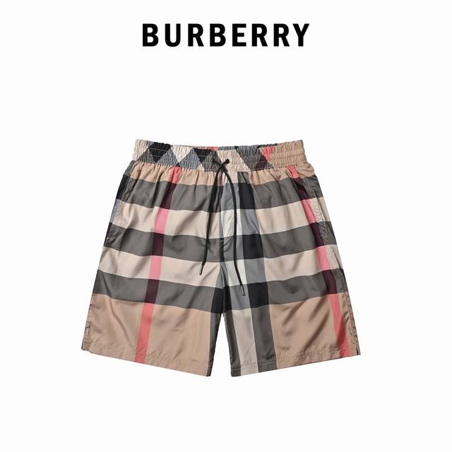 burberry 巴宝莉 经典大格子沙滩短裤 这款短裤采用薄款设计 无需担心闷热或出汗 轻盈自然 经典的格子图案在阳光下更显出夏日感 使您瞬间成为海滩的焦点 后