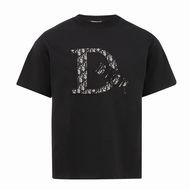 dior 迪奥 色织立体压花短袖 纯棉双纱面料 采用高密度线刺绣 宽松版型 全套辅料配备 面料柔软实厚三标齐全 精简而不枯燥,百搭大气,诠释休闲时尚主题的特色.