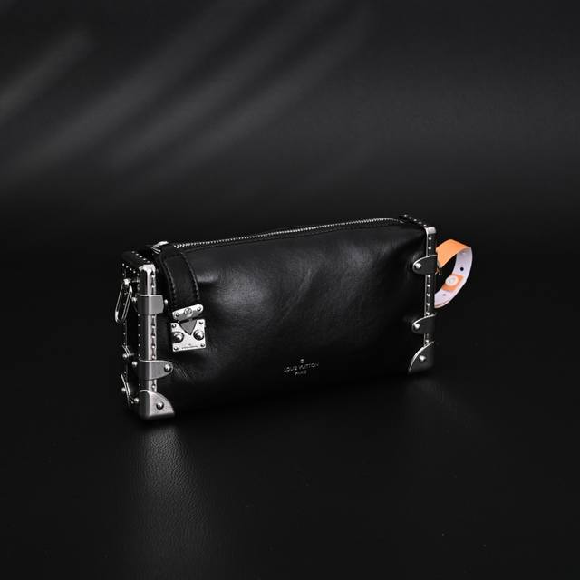 louis Vuitton路易威登Lv 女包硬箱元素黑色牛皮革Slim Trunk 手袋 M25445 這款Slim Trunk的設計靈感源自路易威登雋永經典的