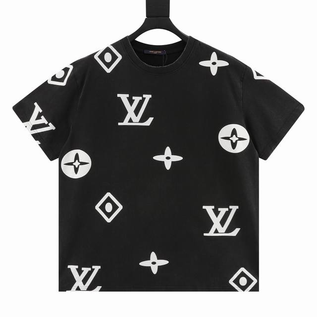 louis Vuitton 路易威登 水洗满印圆领短袖T恤 标志性的品牌标识元素,以绚丽黑白渲染点缀夏季的青春穿着.又一款大刷存在感的精品T,再次重回大家视野.