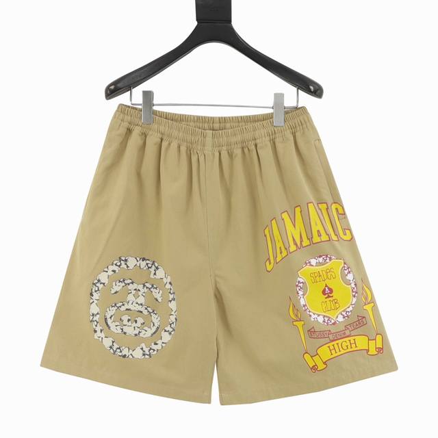 stussy X Denim Tears 联名款 Ss25 印花休闲短裤 细节方面元素丰富 Stussy招牌黑桃 八号球 Ist牌均为百灵达刺绣工艺制作 元素丰