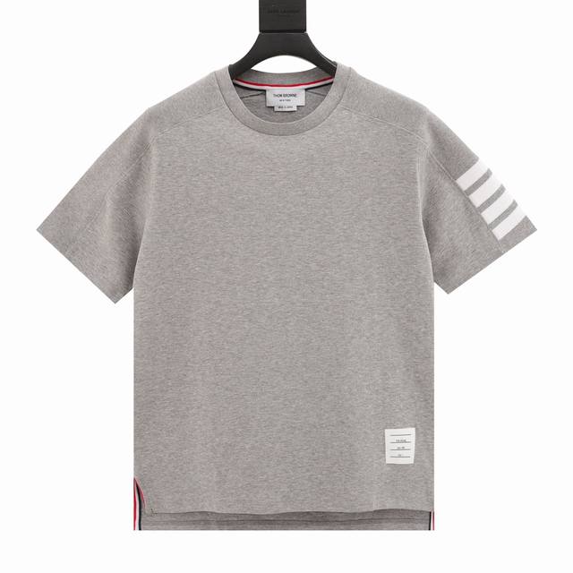 thom Browne 汤姆布朗 袖口侧边四杠圆领短袖 原版定制面料 克重和原版一致 超重工的针织工艺使面料表面呈现出细腻的肌理感 手感柔和厚实 有一定的自重感