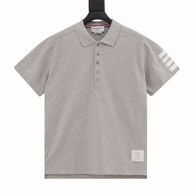 thom Browne 汤姆布朗 袖口侧边四杠polo衫 原版定制230G珠地面料 克重和原版一致 超重工的针织工艺使面料表面呈现出细腻的肌理感 手感柔和厚实