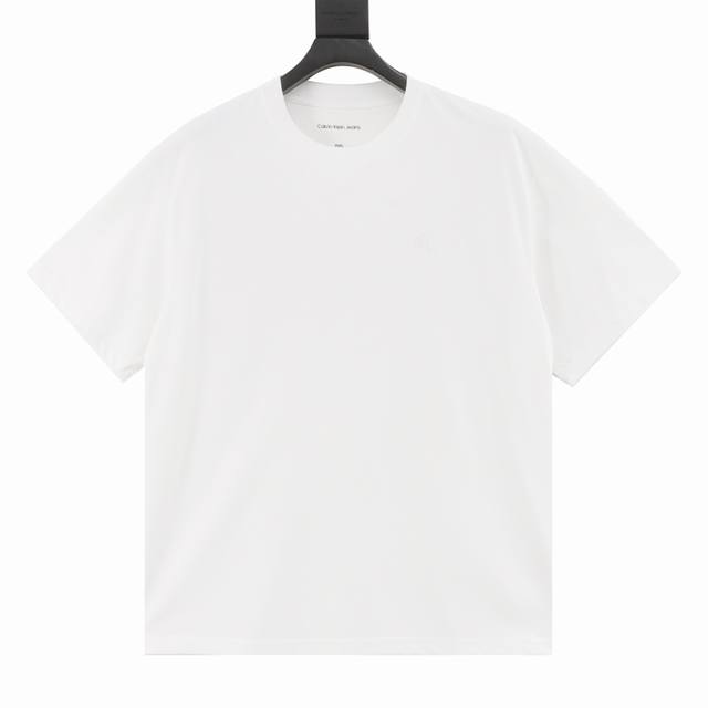 calvin Klein 刺绣及模糊Ck印花短袖 原版打版 耗时一个多月 一体的工艺-莱卡面料质感非常细腻 260的高克重穿上挺括有型 手感柔软平滑 弹性最好