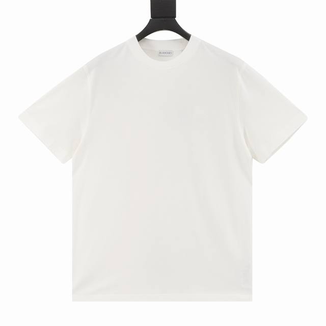 burberry 巴宝莉 25Ss 后背圆圈战马发泡印花短袖T恤 选用轻盈平织棉面料制成 呈现常规版型 背部植绒印花灵感来自 20 世纪上半叶的品牌典藏目录 融