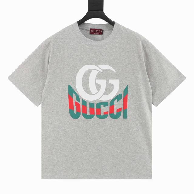 gucci 古驰 25Ss 双G印花及Gucci红绿发泡印花短袖T恤 这款单品出自Gucci Lido系列 设计灵感源自意大利海岸的夏日风情和海滩俱乐部 早春系