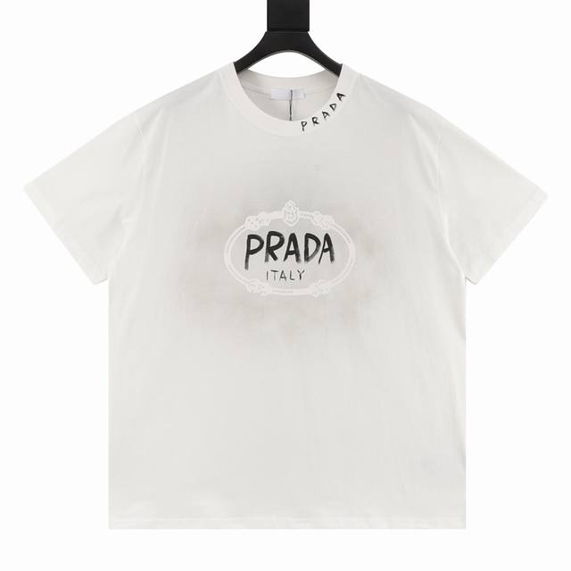 prada 普拉达 手绘字母水洗圆领短袖 定制高克重 针织棉面料精心制作 手感特别的扎实 质感拉满 松软细腻上身舒适 优越的吸湿排汗性能 不闷热 胸前草写Log