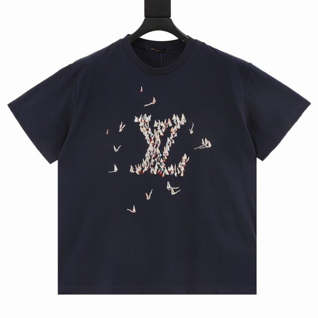 louis Vuitton 路易威登 千纸鹤刺绣短袖 原11,200购入 定织26S双纱无尘棉面料 定染黑绿色 配套1*1双纱螺纹 克重230G 刺绣采用多功能