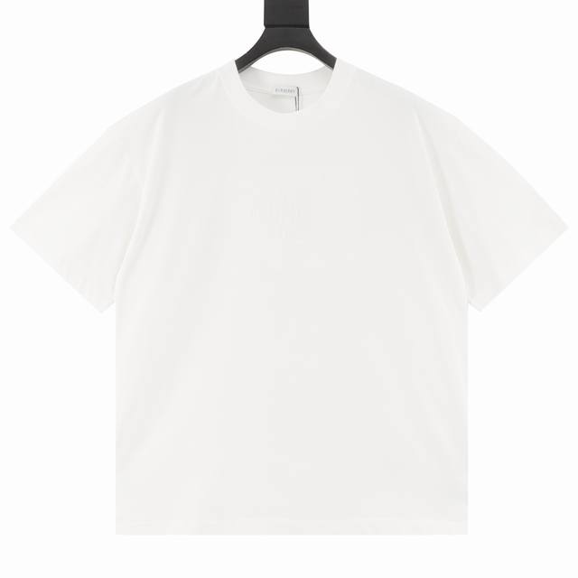 burberry 巴宝莉 25Ss 胸前暗纹战马立体刺绣短袖T恤 采用260G双纱纯棉面料 洗水后达260G高克重 ~厚实不变形亲肤感巨好~ 纯棉柔软面料 对色