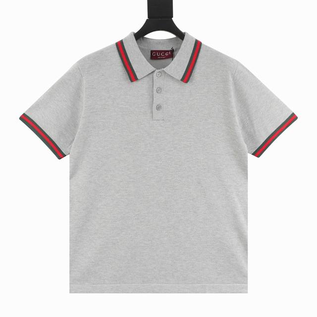 gucci 古驰 25Ss 红绿条纹银线针织polo短袖 采用银色银丝线混纺棉质丝线针织 在光线照射下呈现出闪亮光泽 领口与袖口翻领采用G家经典红绿撞色提花装饰