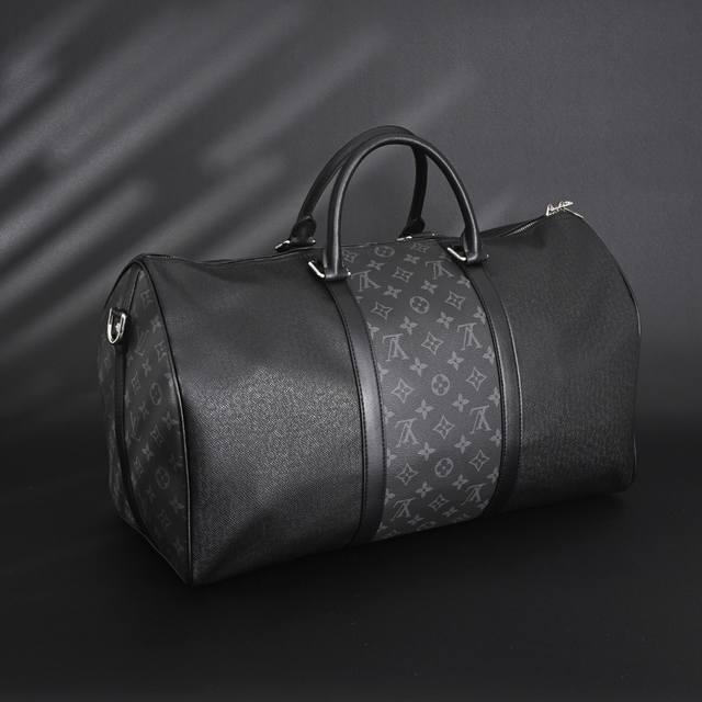 louis Vuitton路易威登Lv Keepall Bandouli Re黑花拼色旅行袋 路易威登经典Keepall软质旅行袋于1930年代问世 此次经由T