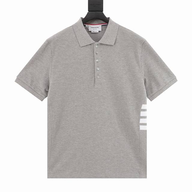 thom Browne 汤姆布朗 经典侧边四杠polo短袖 原版定制230G珠地面料 克重和原版一致 超重工的针织工艺使面料表面呈现出细腻的肌理感 手感柔和厚实