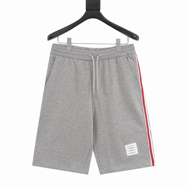thom Browne 汤姆布朗 侧边织带短裤 面料采用专业订纺表面32S触感细腻内里8S 挺括有型 克重高达380G 起订量500Kg 相当于1000件单品