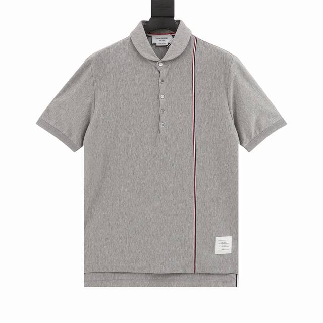thom Browne 汤姆布朗 胸前三色织带短袖polo衫 原版定制230G珠地面料 前胸开筒接边筒, 相比普通polo衫 设计更加隐秘 筒底为扁机定织 后领