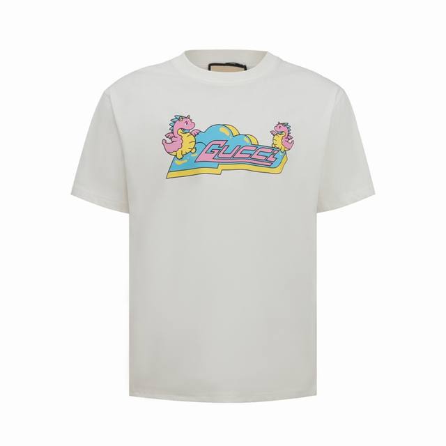 gucci 古驰 龙年系列-泡泡龙圆领短袖 原 p40,500购买 米色针织棉 Gu龙宝宝印花 圆领短袖 罗纹滚边 多色彩印花工艺采用特殊的胶浆材料 由于胶浆印