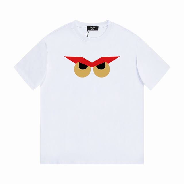 Fendi 芬迪猫头鹰眼睛短袖T恤,优雅的设计看起来气质满满 版型剪裁特别有讲究 上身很洋气显瘦内搭外穿都看高密针织圆领设计 平整简约 亲肤透爽 T恤面料的柔软