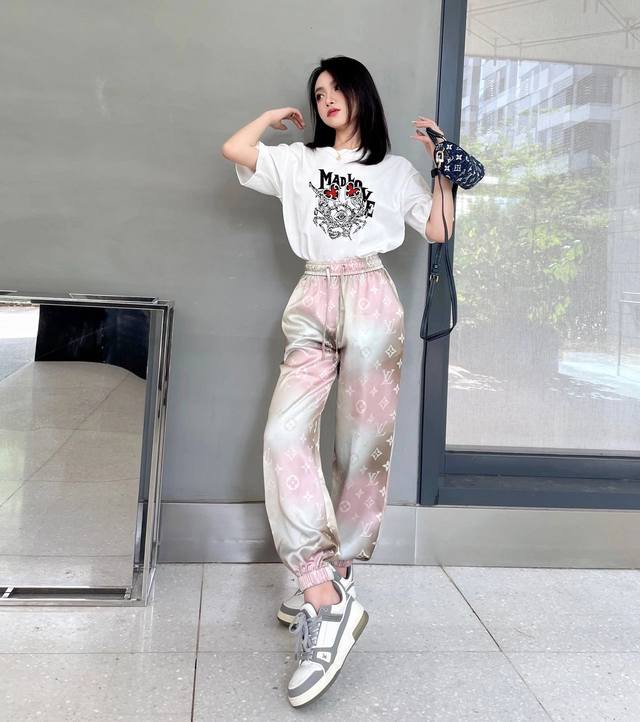 Givenchy 纪梵希蜘蛛字母短袖T恤 上身图
