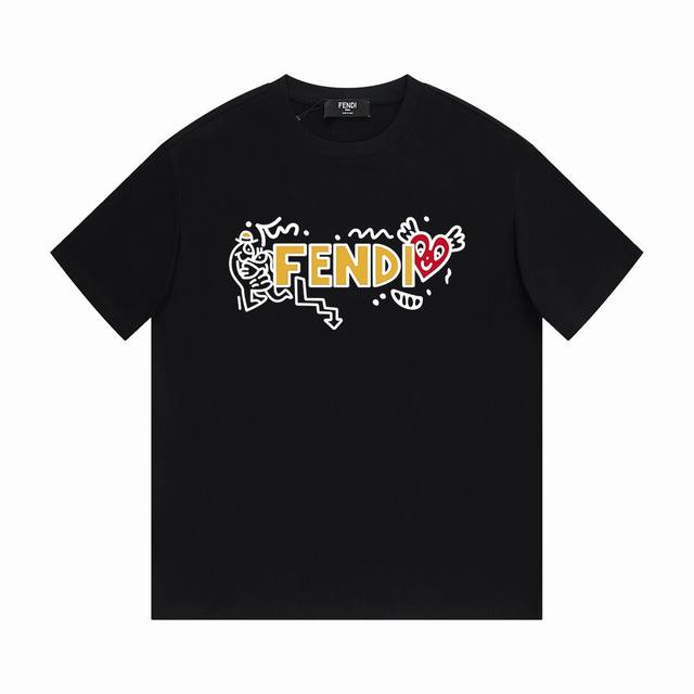 Fendi 芬迪七夕限定系列涂鸦短袖T恤,优雅的设计看起来气质满满 版型剪裁特别有讲究 上身很洋气显瘦内搭外穿都看高密针织圆领设计 平整简约 亲肤透爽 T恤面料