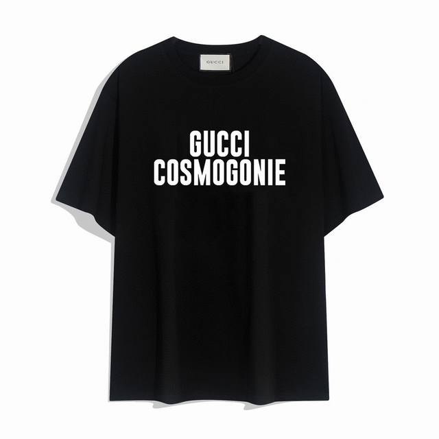 Gucci字母印花短袖T恤,设计看起来满满的高街范儿 版型剪裁特别有讲究 上身很洋气显瘦内搭外穿都看高密针织圆领设计 平整简约 亲肤透爽 T恤面料的柔软性舒适性