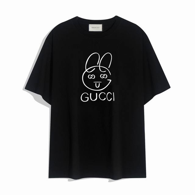 Gucci兔子字母印花短袖T恤,设计看起来满满的高街范儿 版型剪裁特别有讲究 上身很洋气显瘦内搭外穿都看高密针织圆领设计 平整简约 亲肤透爽 T恤面料的柔软性舒