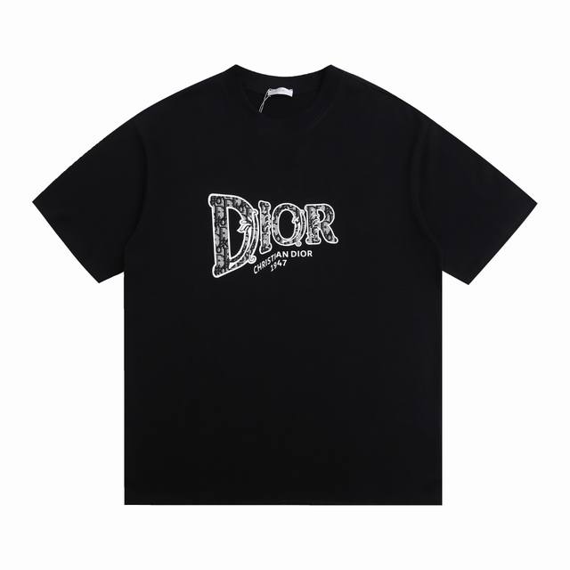 上新 本地最 dior迪奥新款胸前满印字母硅胶烫短袖 多样的花朵为Dior标识上衣赋予挚爱浓情 宽松版型显瘦包容性极好 圆领设计修饰了脖颈线条 胸前的立体刺绣工