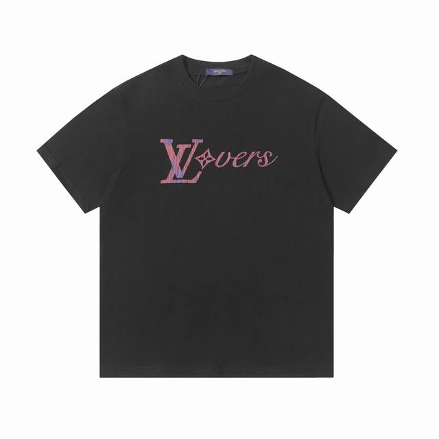 上新 高版本 louis Vuitton 路易威登 紫金字母印花短袖 这款重磅260G精致的黑色 T 恤采棉制成 是本系列彩虹色的启发 胸前印有 Lv Vers