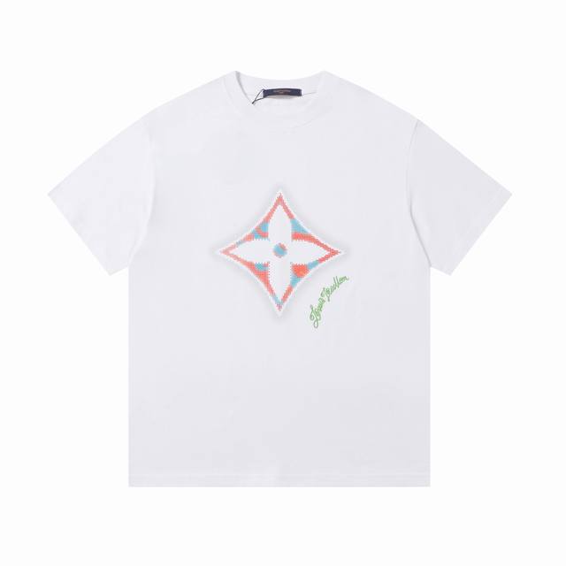 上新 高版本 louis Vuitton 路易威登星星印花刺绣短袖 本款T恤为胸前融入明丽 3Dmonogram 花卉 再以手写体路易威登标识点明品牌身份 Ma