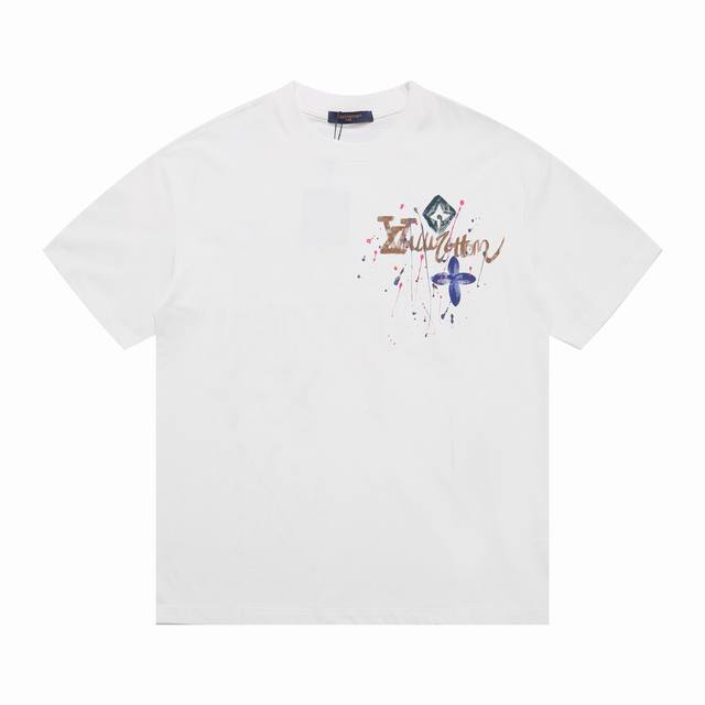 上新 louis Vuitton路易25Ss新款印花棉质短袖T恤 本款棉质T 恤铺陈全幅 Damier Monogram 图案 将袖珍 Monogram元素融入