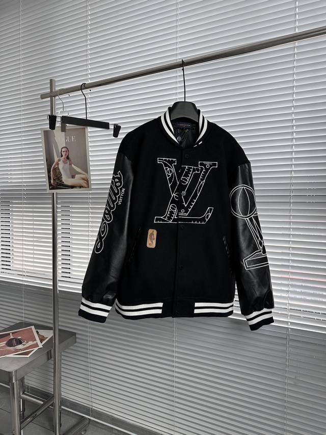 新款上新 louis Vuitton 路易威登大L毛呢刺绣棒球服外套 秋冬单品人气王 超多明星网红上身的重工外套夹克 全身8处毛巾重工刺绣王炸工艺 同时英文采用