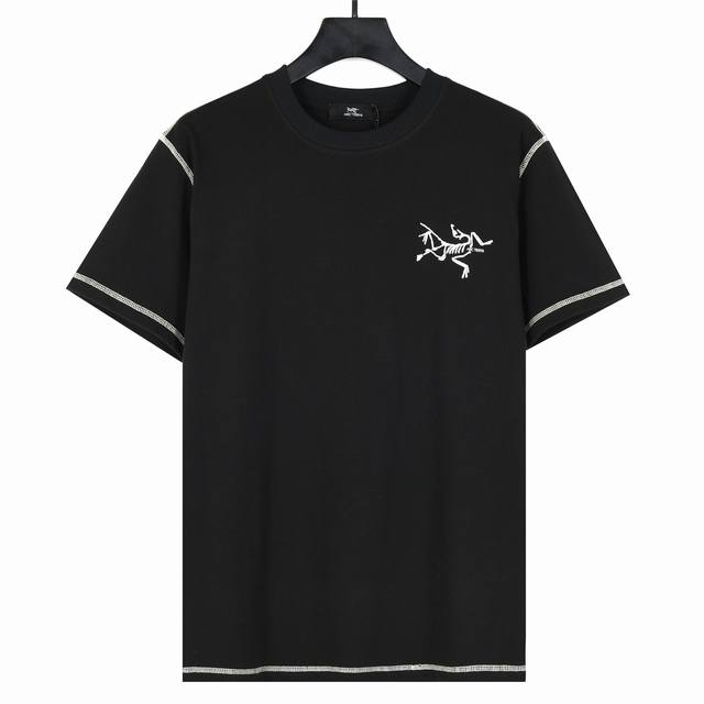 arcteryx始祖鸟哈苏撞色线后背大鸟短袖T恤 面料采用280克重精梳棉 定制32支1*1螺纹 成衣两遍水洗处理 面料舒适亲肤无异感 定制定染面料 纺织密度高