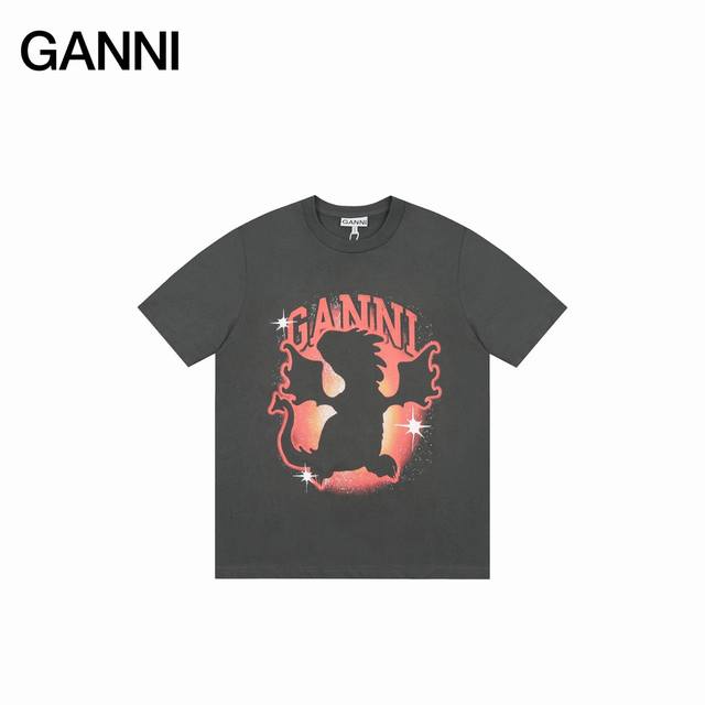 gann25Ss 卡通龙年限定短袖 如果你还不认识来自哥本哈根的Ganni 那真的要告诉你 这个牌子穿过的明星实在是太多了 韩潮顶流加持和她独具特色的笑脸 成了