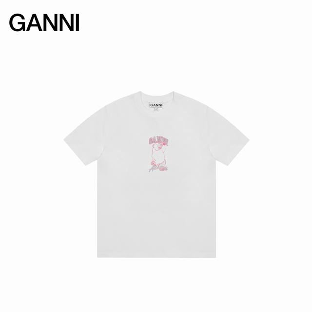 ganni25Ss 笑脸小熊印花短袖 如果你还不认识来自哥本哈根的Ganni 那真的要告诉你 这个牌子穿过的明星实在是太多了 韩潮顶流加持和她独具特色的笑脸 成