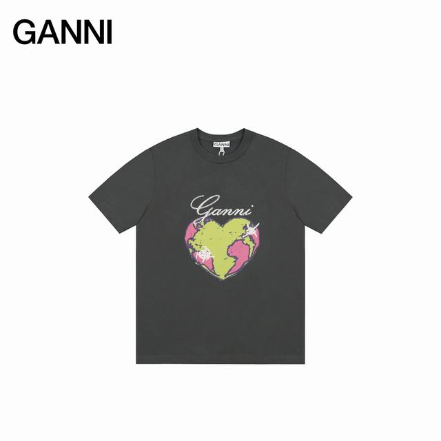 ganni25Ss 爱心地球烫钻短袖 如果你还不认识来自哥本哈根的Ganni 那真的要告诉你 这个牌子穿过的明星实在是太多了 韩潮顶流加持和她独具特色的笑脸 成