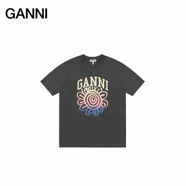 ganni25Ss 笑脸太阳花涂鸦短袖 如果你还不认识来自哥本哈根的Ganni 那真的要告诉你 这个牌子穿过的明星实在是太多了 韩潮顶流加持和她独具特色的笑脸