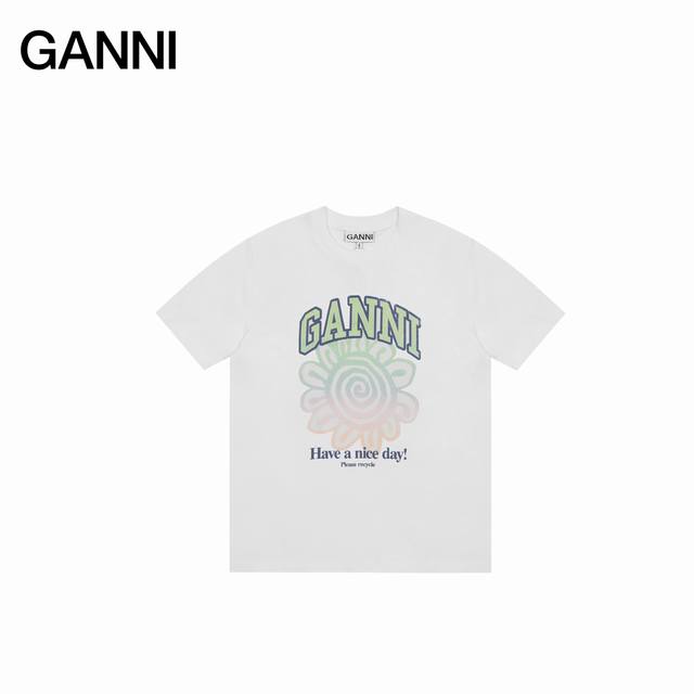 ganni25Ss 笑脸太阳花涂鸦短袖 如果你还不认识来自哥本哈根的Ganni 那真的要告诉你 这个牌子穿过的明星实在是太多了 韩潮顶流加持和她独具特色的笑脸