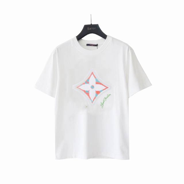 实拍细节图+尺码表 louis Vuitton 路易威登星星印花刺绣短袖 本款T恤为胸前融入明丽 3Dmonogram 花卉 再以手写体路易威登标识点明品牌身份