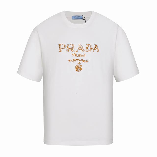 prada 普拉达 25Ss 拼色刺绣字母短袖 32支双纱面料克重280克纯棉营造 纺织密度高 垂感佳 不易变形 厚织感加上紧密纺纱工艺 不会影响Tee的透气性