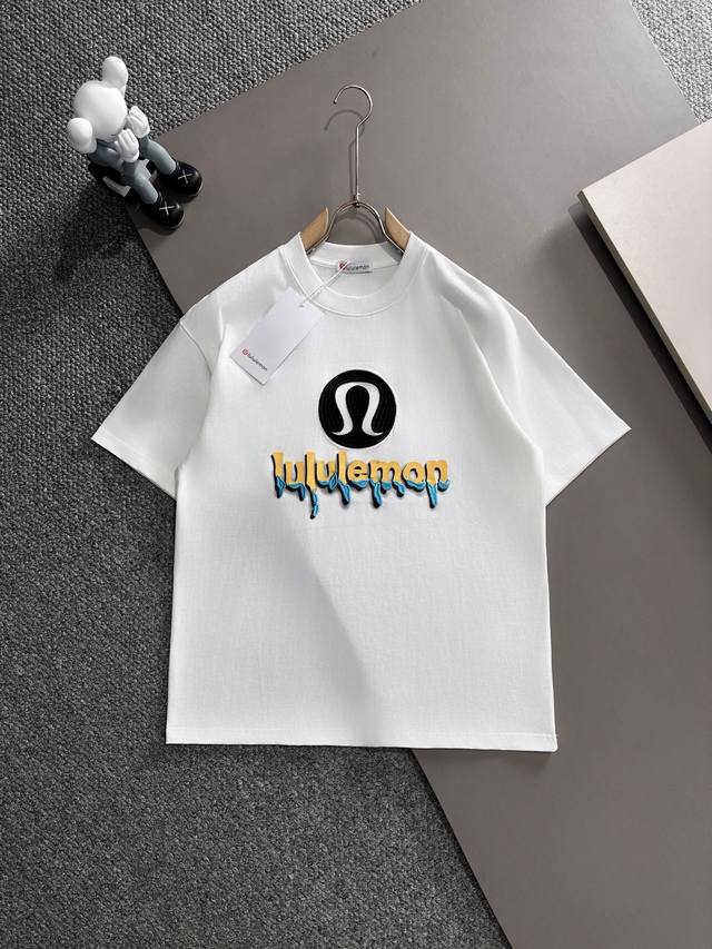 lululemon 露露乐檬 25Ss 镂空刺绣大Logo情侣短袖T恤 采用280克高密度纯棉面料 舒适透气 质感柔软 双线走位 增强衣物结构稳定性 耐穿耐用