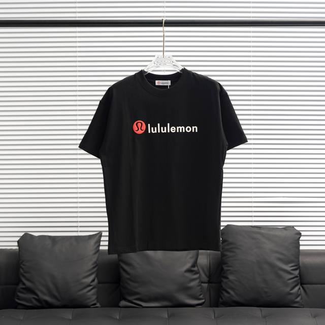 lululemon 露露乐蒙 立体发泡Logo短袖T恤 露露乐蒙推出的这款短袖T恤以其独特的立体发泡Logo设计脱颖而出 面料选用高定级超重磅全棉双纱紧密新疆棉