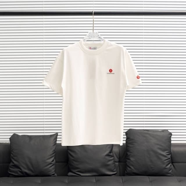 lulu Lemon 露露乐檬 25Ss 字母标识刺绣短袖T恤 露露今年太好看 难以形容对它的喜爱 既有高级感又兼顾舒适度 按头安利 立体刺绣Logo很高级 一