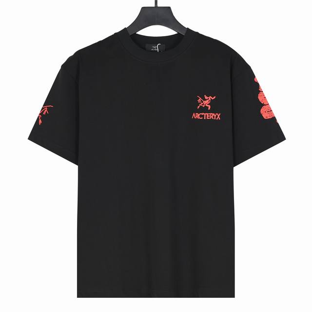 ayc'teryx 始祖鸟 蛇年限定红标发泡Logo短袖T恤 这款T恤精选高端32S双纱280克面料 质感厚重 穿着舒适 定制拉架罗纹 细节之处尽显匠心 胸前L