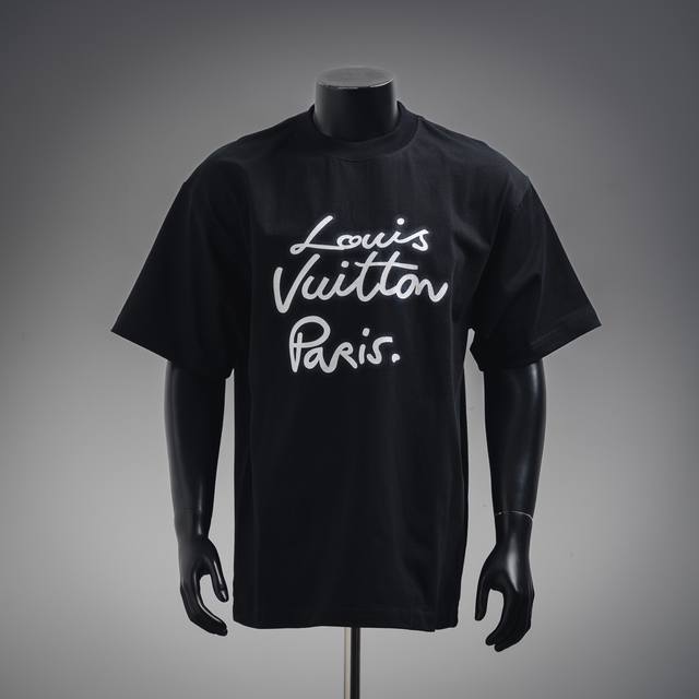 louis Vuitton路易威登 Lv霓虹标识短袖T恤 本款T恤以柔软棉质针织塑造经典直身版型 为正面的手写体标识融入霓虹视效 巧妙致意 2025 春夏秀场的
