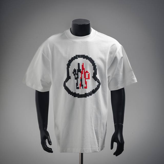moncler 蒙口2025Ss早春新款像素模糊发泡Logo印花短袖T恤 定制云舒绒棉平纹柔软细腻舒适贴肤标志性Moncler标识点缀于胸前 仿佛艺术家的灵魂印