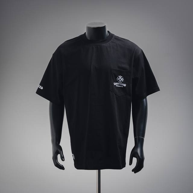chrome Hearts 克罗心Ch 口袋十字架印花短袖T恤 面料采用 克重精梳棉 定制32支1*1螺纹 成衣两遍水洗处理 面料舒适亲肤无异感 定制定染面料
