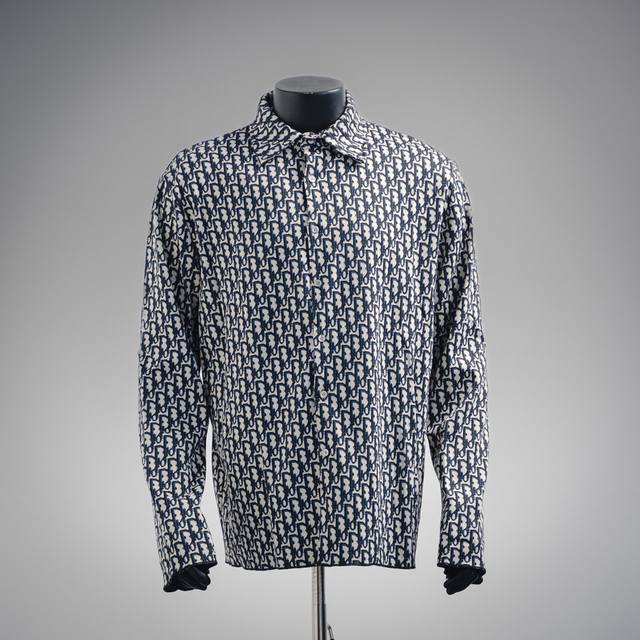 dior 迪奥Cd 老花满印提花长袖衬衫 面料弹性十足 整件衣服大身必须单独定织 门襟内侧包口织带单独定织 袖口下摆做锁边处理 全衣身对位 针织提花高弹面料 新