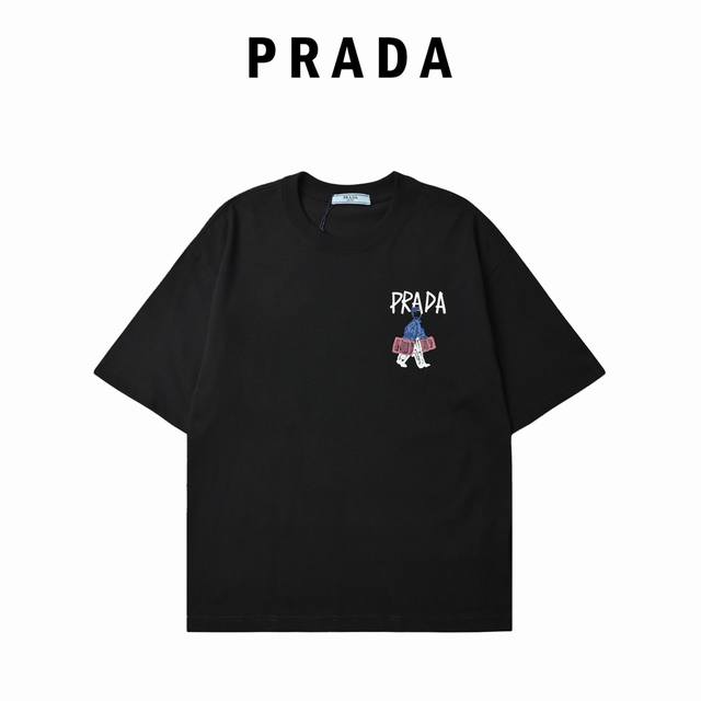 prada 普拉达 25Ss 色彩小人字母短袖T恤 32支双纱面料克重280克纯棉营造 纺织密度高 垂感佳 不易变形 厚织感加上紧密纺纱工艺 不会影响Tee的透