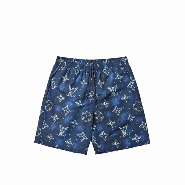 louis Vuitton 路易威登 星空纹理图案套装短裤 这款设计真的太绝了 波涛翻涌的纹理之上 航行的小船巧妙汇聚成全幅 Monogram 图案 每一个细节